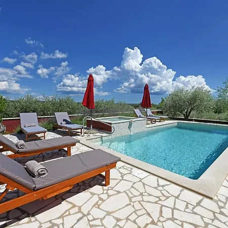Sleeps 6 Pool Air Con Wifi * Jakici