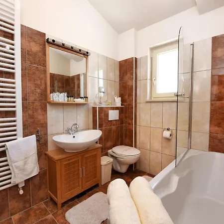 Sleeps 6 Pool Air Con Wifi Jakici