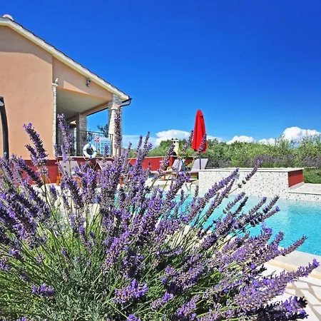 Sleeps 6 Pool Air Con Wifi *