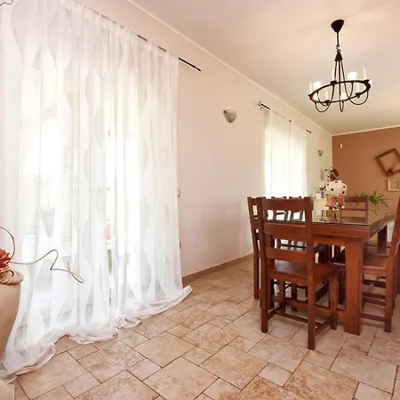 Villa Sleeps 6 Pool Air Con Wifi