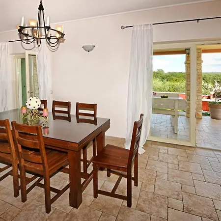 Sleeps 6 Pool Air Con Wifi * Jakici