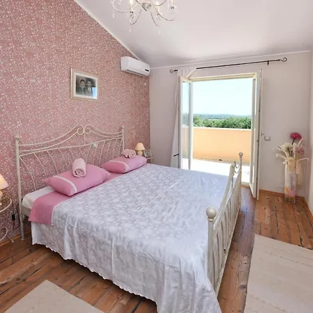 Villa Sleeps 6 Pool Air Con Wifi Jakici