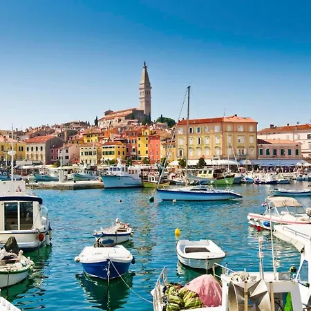Sleeps 6 Pool Air Con Wifi Jakici