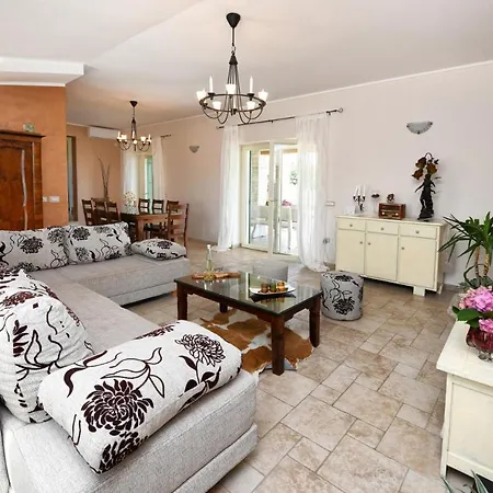 Villa Sleeps 6 Pool Air Con Wifi