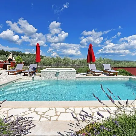 Sleeps 6 Pool Air Con Wifi Jakici