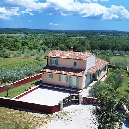 Villa Sleeps 6 Pool Air Con Wifi
