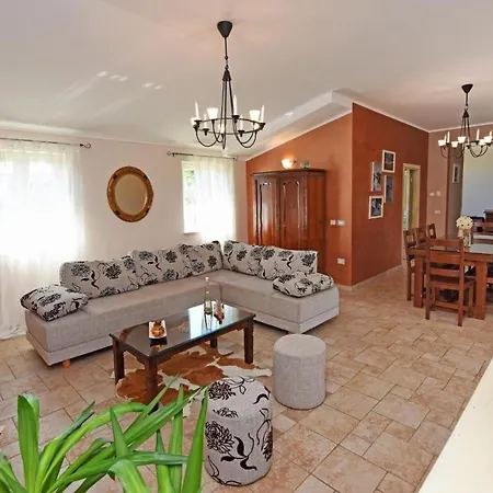 Sleeps 6 Pool Air Con Wifi Villa
