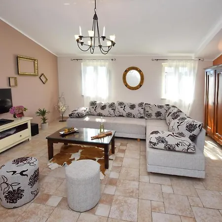 Sleeps 6 Pool Air Con Wifi * Jakici