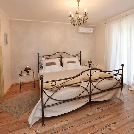 Sleeps 6 Pool Air Con Wifi